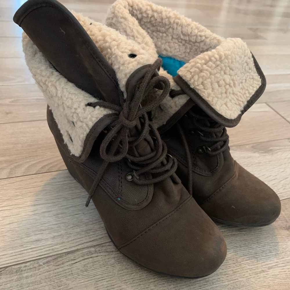 Blowfish wedges with fur